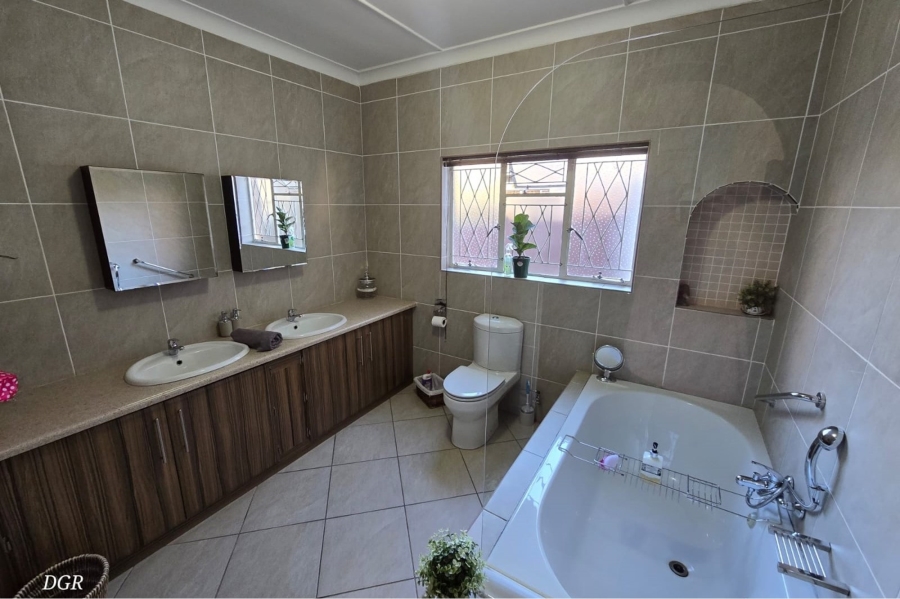 4 Bedroom Property for Sale in Hillcrest Northern Cape